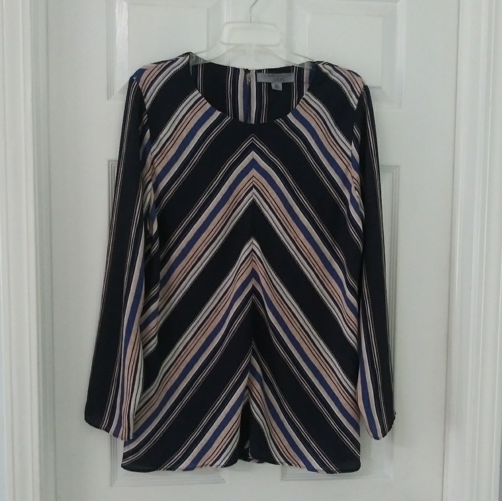 💜Womens diagonally striped shirt.